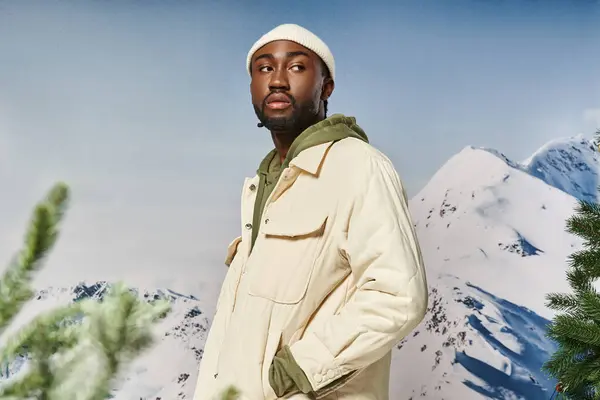 Stylischer Mann in moderner Winterkleidung, der mit den Händen in den Taschen posiert und wegschaut, Modekonzept — Stockfoto