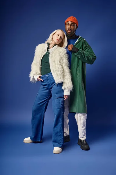 Casal multiétnico posando em trajes de inverno com montanha no pano de fundo, homem e mulher afro-americanos — Fotografia de Stock