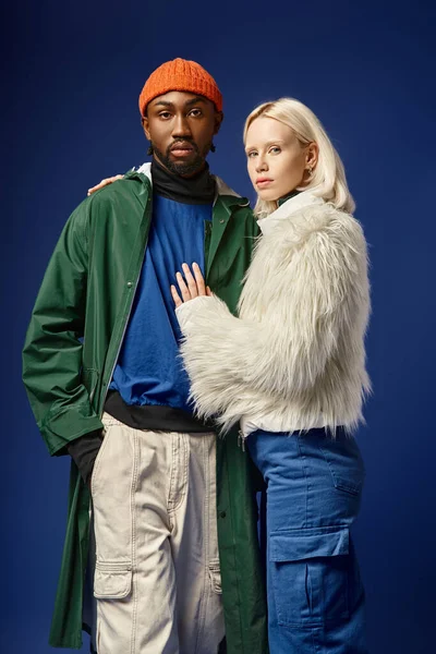 Casal multiétnico posando em trajes de inverno com montanha no pano de fundo, homem e mulher afro-americanos — Fotografia de Stock