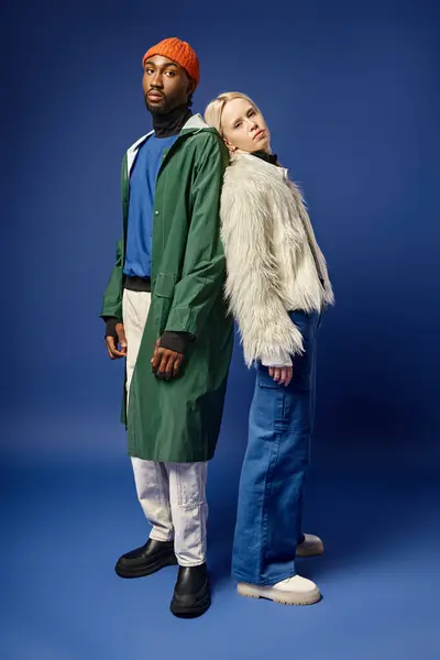 Multiethnisches Paar posiert in Winterkleidung mit Berg im Hintergrund, afrikanisch-amerikanischer Mann und Frau — Stockfoto