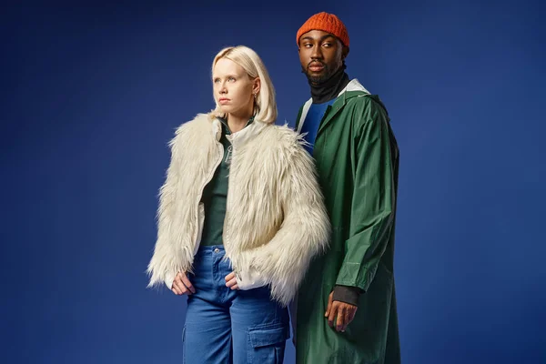 Мультиетнічна пара позує в зимовому вбранні з горою на фоні афроамериканця і жінки — стокове фото