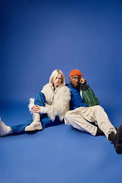 Couple multiethnique posant en tenue d'hiver avec montagne sur fond, homme et femme afro-américain — Photo de stock