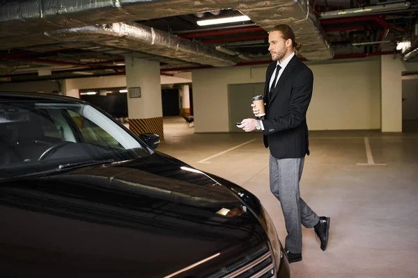 Красивый элегантный мужчина с изысканным стилем Dapper с чашкой кофе с помощью автомобильных ключей, бизнес-концепция — стоковое фото