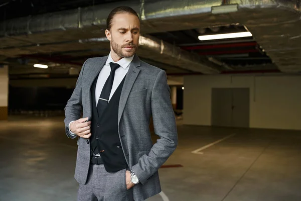 Gut aussehender eleganter Mann im schicken grauen Anzug, der draußen mit der Hand in der Tasche posiert, Geschäftskonzept — Stockfoto