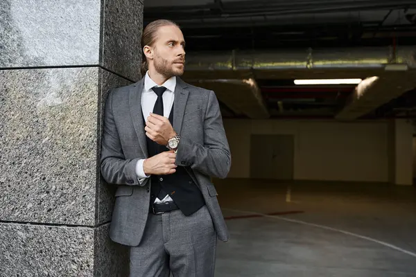 Eleganter, ansprechender Profi mit Pferdeschwanz im grauen schicken Anzug, Geschäftskonzept — Stockfoto