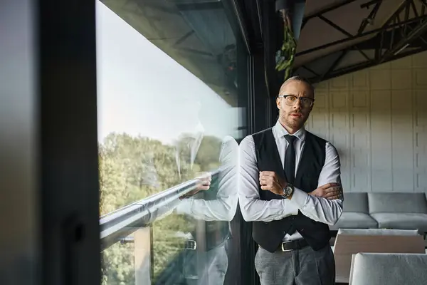Gut aussehender Geschäftsmann in schwarzer schicker Weste und Krawatte mit Blick auf die am Fenster stehende Kamera — Stockfoto