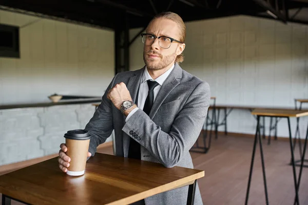 Bonito elegante profissional em terno inteligente segurando xícara de café e olhando para longe, conceito de negócio — Fotografia de Stock