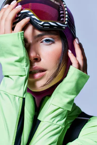 Porträt einer aktiven Frau mit Sturmhaube auf grauem Hintergrund, Modell mit blauen Augen — Stockfoto