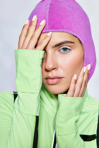 Retrato de mulher bonita com olhos azuis posando em máscara de esqui quente e desgaste ativo em fundo cinza — Fotografia de Stock