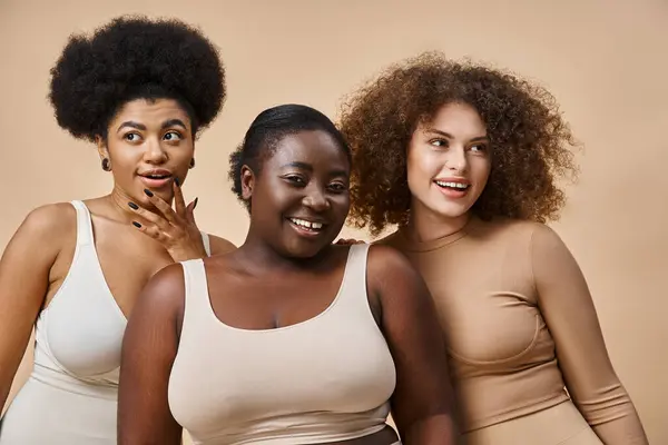 Glücklich multirassische Körper positive Frauen in Unterwäsche auf beigem Hintergrund, natürliche und kurvige Schönheit — Stockfoto