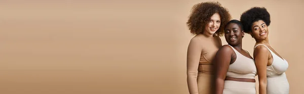 Felice multirazziale plus size donne in biancheria intima su sfondo beige, bellezza naturale, banner orizzontale — Foto stock