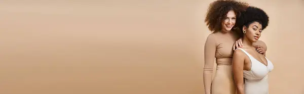 Corpo multiculturale sorridente donne positive in biancheria intima in piedi su beige, bellezza naturale, banner — Foto stock