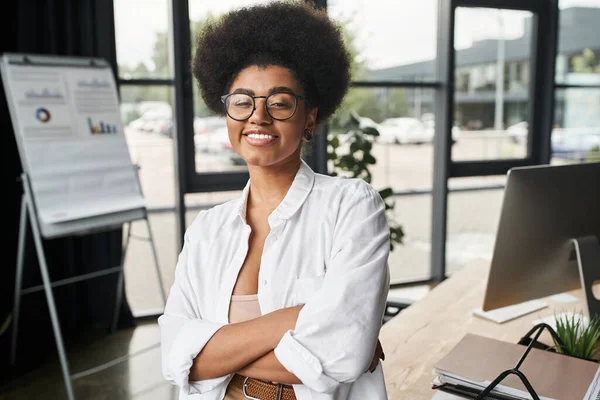 Portrait d'une femme d'affaires afro-américaine souriante et confiante debout les bras croisés au bureau — Photo de stock