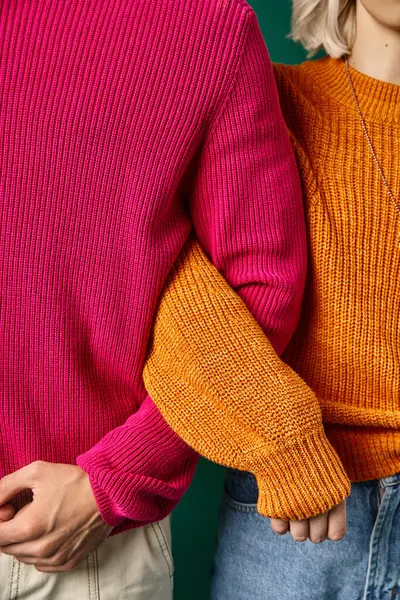 Vue recadrée de jeune homme et femme en pull d'hiver tricoté posant ensemble, mode d'hiver — Photo de stock