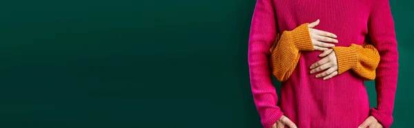 Vue recadrée de femme étreignant petit ami en pull tricoté rose, mains de bannière de couple aimant — Photo de stock