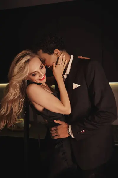 Schöner lustiger afrikanisch-amerikanischer Mann in eleganter Kleidung umarmt seine glückliche schöne Freundin — Stockfoto