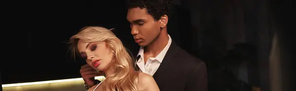 Attrayant jeune homme afro-américain en costume chic étreignant sa jolie petite amie par derrière, bannière — Photo de stock