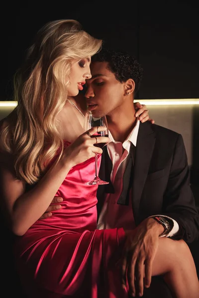 Seducente sensuale bella coppia diversificata in abiti eleganti alla moda in posa insieme con amore — Foto stock