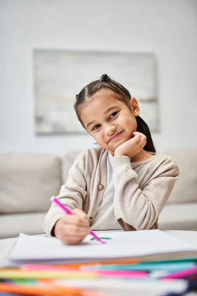 Ritratto di carino elementare ragazza disegno con matita di colore su carta in appartamento moderno — Foto stock