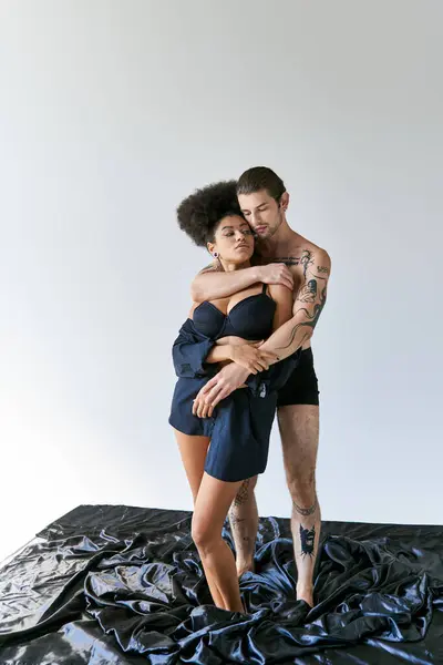 Sedutor jovem namorado e namorada multirracial em roupa interior abraçando calorosamente, união — Fotografia de Stock