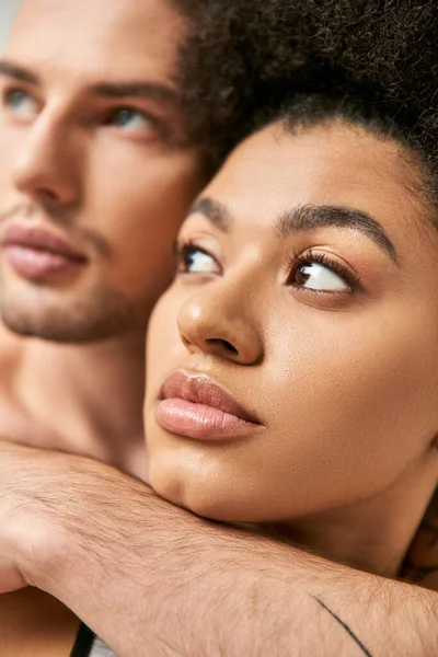 Atractivo joven multicultural novio y novia posando juntos amorosamente, sexy pareja - foto de stock