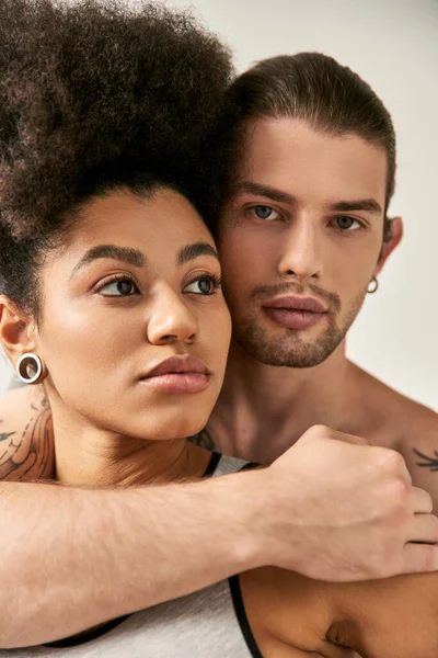 Bello cercando giovane multiculturale fidanzato e fidanzata in posa insieme amorevolmente, coppia sexy — Foto stock