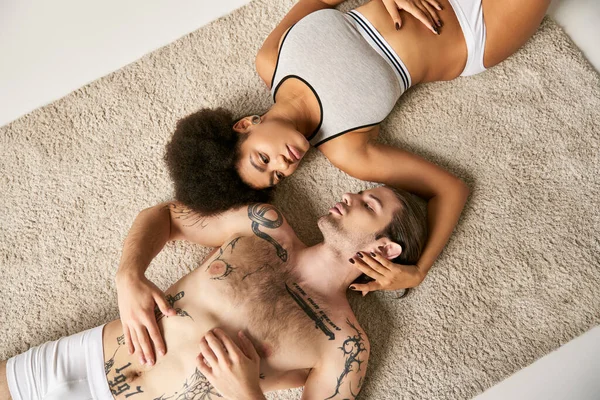 Jovem afro-americano mulher em roupa interior deitado no chão, juntamente com seu namorado, casal sexy — Fotografia de Stock