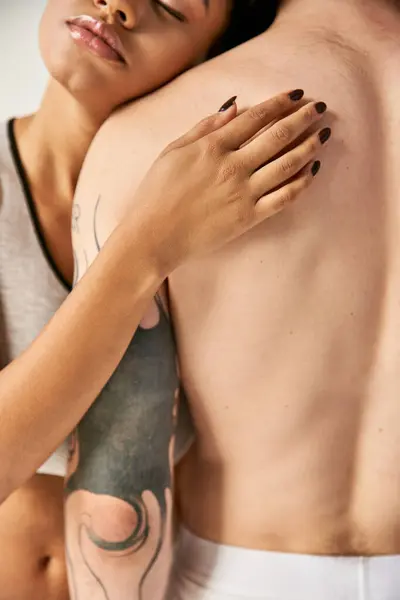 Cropped view of young african american woman lovingly putting her head on shoulder of her boyfriend — Stock Photo
