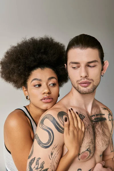 Bella giovane donna africana americana che abbraccia il suo bel fidanzato da dietro, coppia sexy — Foto stock