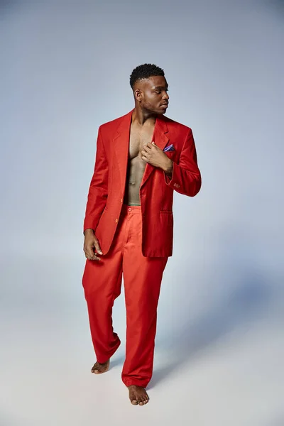 Gut aussehender afrikanisch-amerikanischer Mann mit elegantem Stil, der vor grauem Hintergrund posiert, Modekonzept — Stockfoto