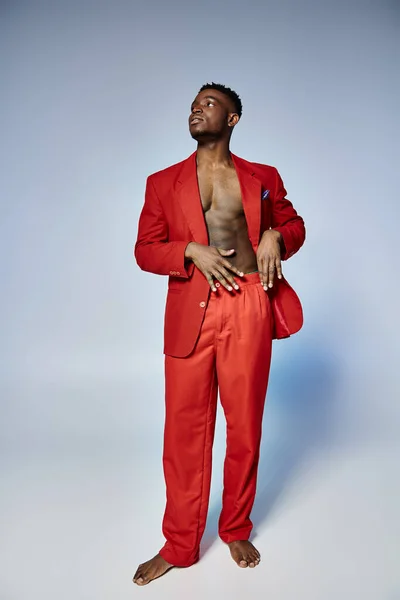 Attrayant homme afro-américain avec un style élégant posant sur fond gris, concept de mode — Photo de stock