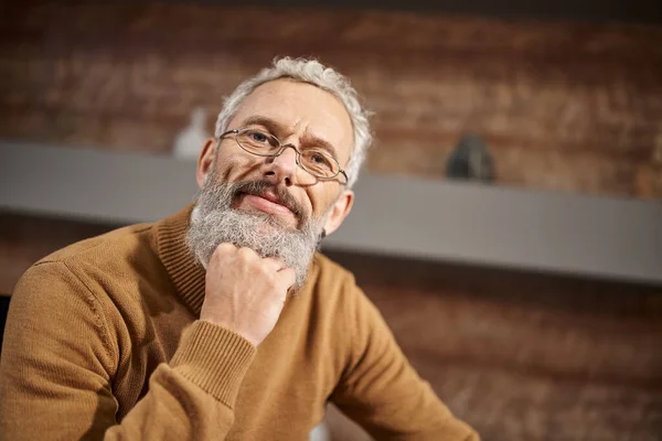 Portrait de beau psychologue d'âge moyen dans des lunettes regardant la caméra pendant la séance de thérapie — Photo de stock
