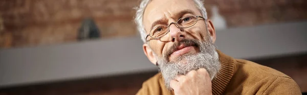 Retrato de guapo psicólogo de mediana edad en gafas mirando a la cámara durante el trabajo, pancarta - foto de stock