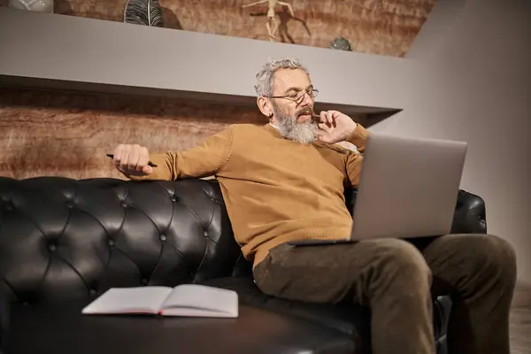 Psicólogo de meia idade barbudo em óculos ouvindo cliente durante consulta on-line no laptop — Fotografia de Stock