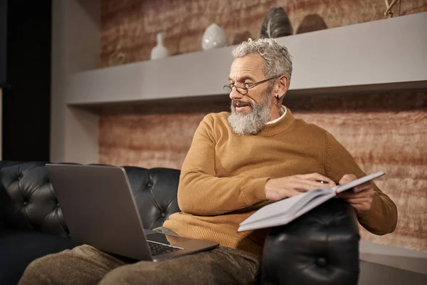 Psicólogo de meia idade barbudo em óculos conversando com o cliente durante consulta on-line no laptop — Fotografia de Stock