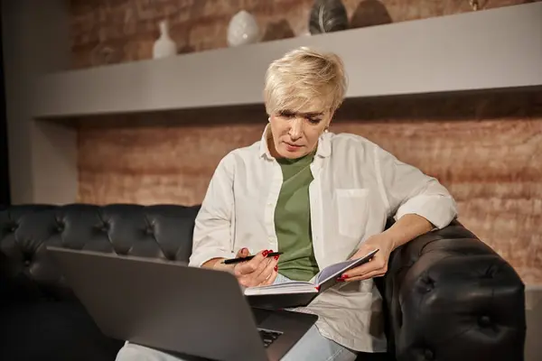 Blonde Psychologin mittleren Alters im Gespräch mit Klienten während der Beratung am Laptop, Online-Sitzung — Stockfoto