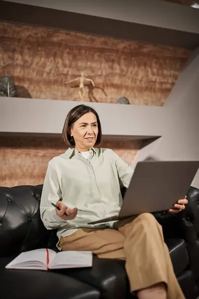 Multirassische Psychologin mittleren Alters im Gespräch mit Klienten während der Konsultation am Laptop, Online-Sitzung — Stockfoto