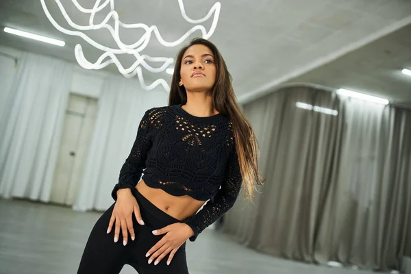 Long-haired african american dancer in black crop sweater training in rehearsing hall, articism — Stock Photo