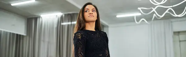 Talentuosa ballerina afroamericana vestita di nero che pratica nella sala prove, striscione — Foto stock