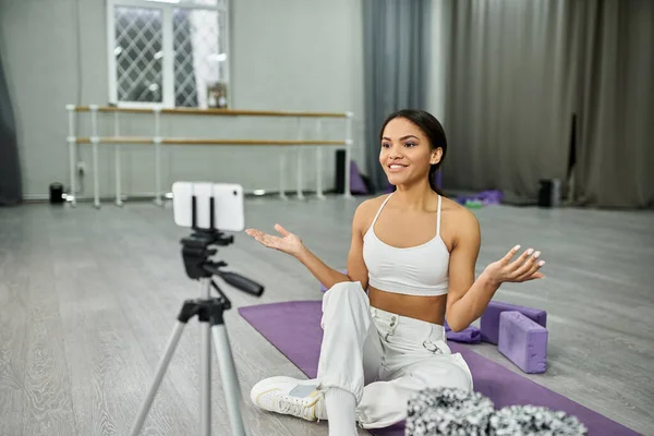 Elegante bailarina afroamericana en suéter de cultivo negro ensayando en salón de baile, pancarta horizontal - foto de stock