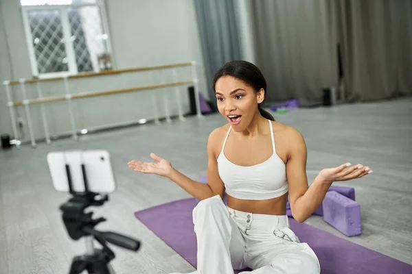 Elegante bailarina afroamericana en suéter de cultivo negro ensayando en salón de baile, pancarta horizontal - foto de stock