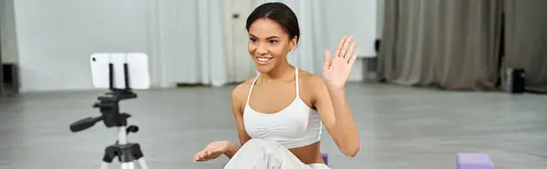 Anmutige afrikanisch-amerikanische Tänzerin in schwarzem Crop-Pullover, die im Tanzsaal probt, horizontales Banner — Stockfoto