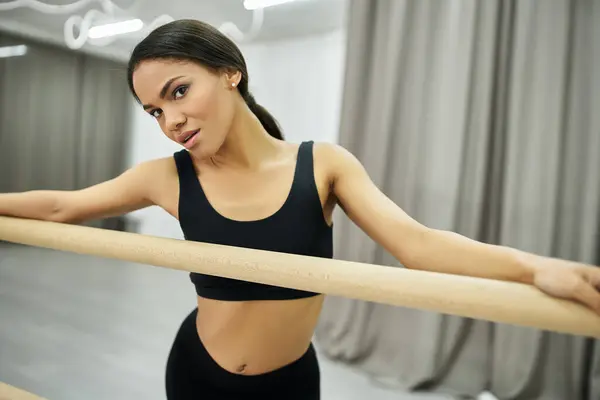 Elegante bailarina afroamericana en suéter de cultivo negro ensayando en salón de baile, pancarta horizontal - foto de stock