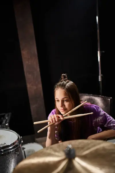 Adorable jolie adolescente talentueuse en tenue vive posant à côté des tambours et regardant loin — Photo de stock