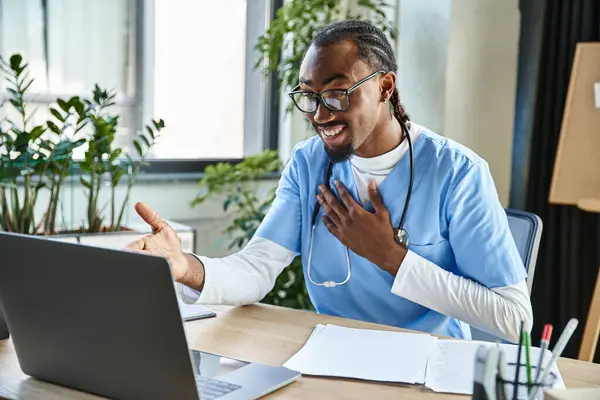 Médecin afro-américain joyeux avec des lunettes consulter quelqu'un par téléphone et gesticuler activement — Photo de stock