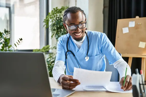 Привабливий веселий афроамериканський лікар тримає нотатки під час онлайн-консультації, телемедицина — стокове фото