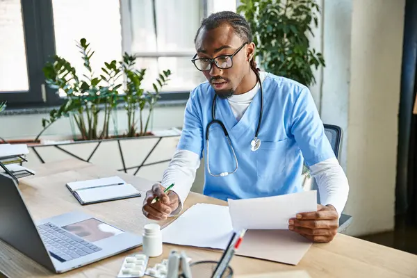 Atrativo focado Africano americano médico segurando notas durante consulta on-line, telemedicina — Fotografia de Stock