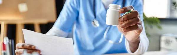 Vue recadrée du médecin afro-américain avec stéthoscope tenant des pilules et des notes, télésanté, bannière — Photo de stock