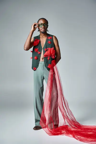 Stylischer afrikanisch-amerikanischer Mann mit Sonnenbrille in lebendiger Kleidung, der in die Kamera schaut, Modekonzept — Stockfoto
