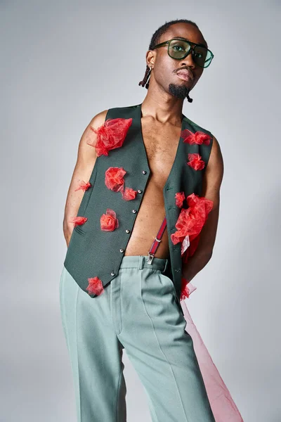 Good looking stylish african american man with sunglasses posing in motion and looking at camera — Stock Photo